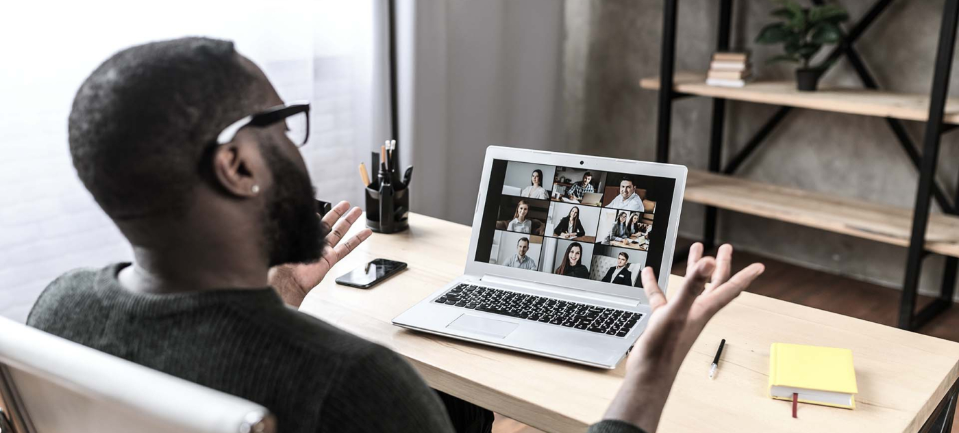 A person gestures with their hands while talking to nine other people during a virtual meeting. Une personne fait des gestes avec ses mains en discutant avec neuf autres personnes pendant une réunion virtuelle.