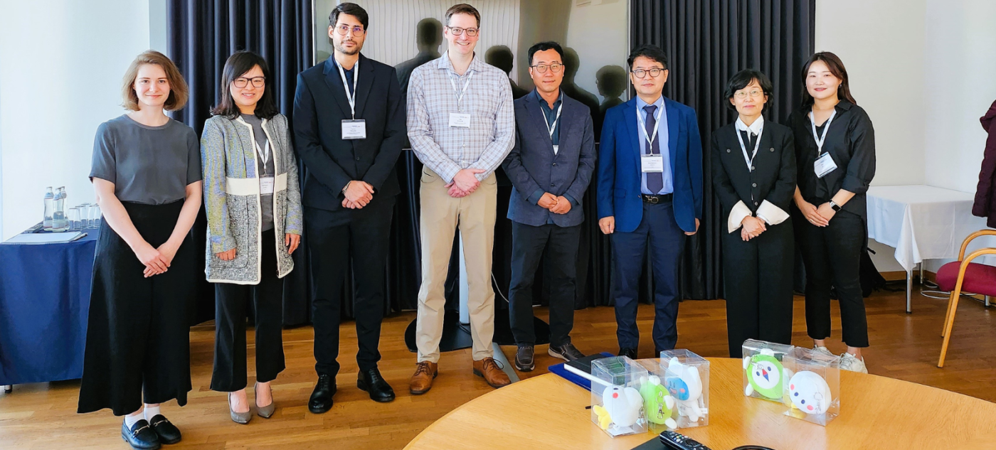Staff from the Digital Research Alliance of Canada (the Alliance) and the Korea Institute of Science and Technology Information (KISTI) at International Data Week in Salzburg Austria, after the signing of a memorandum of understanding. / Membres du personnel de l’Alliance de recherche numérique du Canada (l’Alliance) et du Korean Institute of Science and Technology Information (KISTI) à la Semaine internationale des données à Salzburg, en Autriche, après la signature du protocole d’entente.